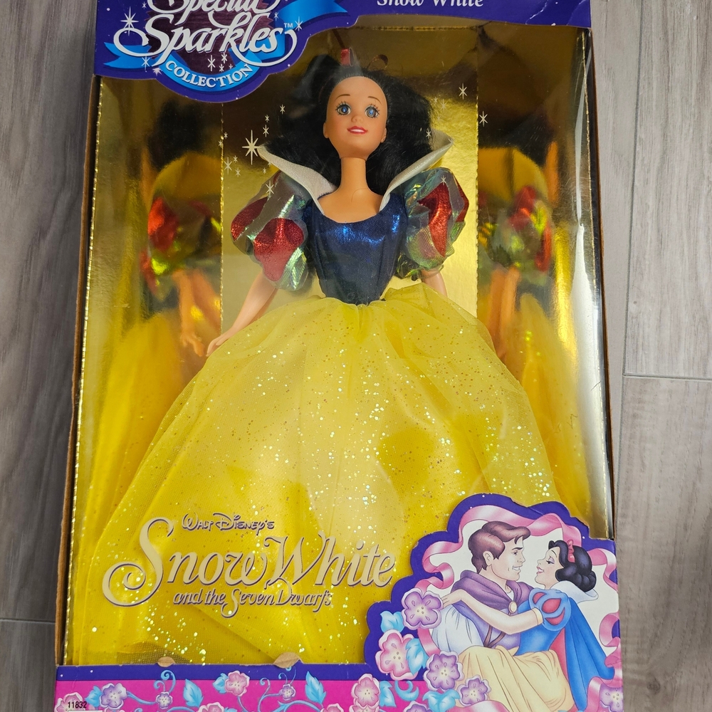 Vintage Disney Snow White Special Sparkles Collection Doll โ Mattel 1994 (#11832 - Picture 2 of 9